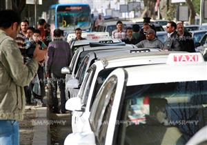 بالصور والفيديو - وقفة احتجاجية لسائقي التاكسي الأبيض.. ومطالب بتدخل وزير الداخلية