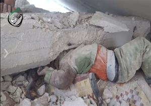 بالفيديو والصور - لحظة انقاذ طفل سوري بعد القصف