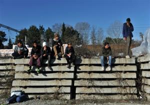 صحيفة: مقدونيا تغلق الحدود مع اليونان بعد اشتباكات مع طالبي اللجوء