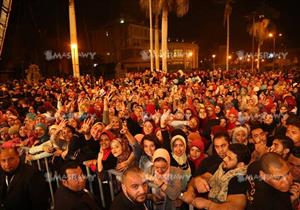 وقوع حالات إغماء في حفل "منير" بجامعة القاهرة بسبب التزاحم