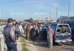 أهالي " عزبة السبعين" يقطعون الطريق الزراعي بالبحيرة للمطالبة بمطب صناعي