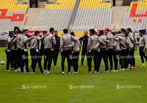 مران الأهلي- أعضاء النادي يستقبلون اللاعبين بالزغاريد