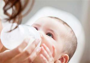 إلى جانب حليب الأم.. هل "اللبن الصناعي" يساعد الطفل علي النمو؟