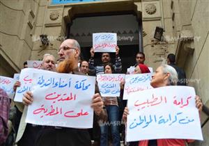 بالصور.. وقفة احتجاجية للأطباء على سلالم دار الحكمة لتأمين المستشفيات