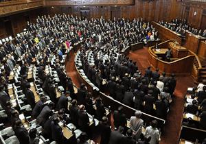 البرلمان الياباني يوافق على وثيقة تتيح للإمبراطور أكيهيتو بالتنازل عن العرش 