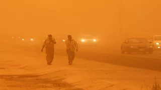 ليبيا.. عاصفة رملية تتسبب في حظر تجول وإغلاق عام ليومين