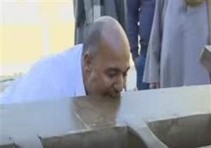 مصري قوته تعادل 360 حصان ويجر السيارات بأسنانه 