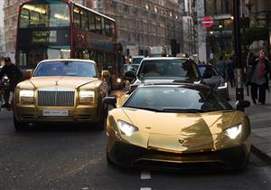 بالصور.. سعودي ينقل أسطول سياراته الذهبية إلى لندن لقضاء عُطْلة!