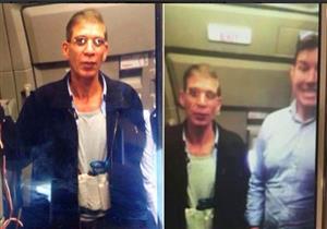 أحد ركاب الطائرة المصرية يلتقط صورة "سيلفي" مع المختطف