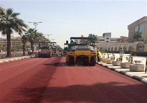 لهذا السبب.. السعودية بدأت في استخدام "الإسفلت الأحمر" (فيديو وصور)