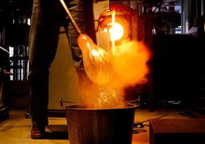 هكذا يتم تشكيل الزجاج ليصبح كما نشاهده 