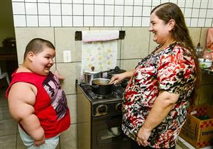 بالصور.. طفل لا يشبع أبداً.. والسبب!