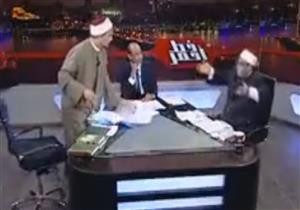 المقطع الذي تسبب في ضرب "الشيخ ميزو" بالحذاء على الهواء - فيديو