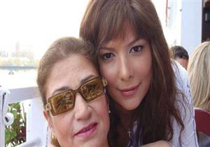 أصالة تطلب من جمهورها الدعاء لوالدتها قبل دخولها غرفة العمليات