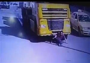 شاب ينجو من الموت بعد دهس سيارة نقل له