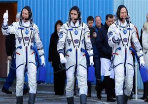 ثلاثة رواد فضاء يبدأون رحلة إلى المحطة الفضائية الدولية