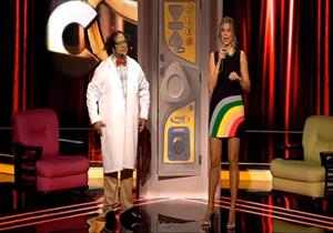 بالفيديو- مذيعة "The Comedy" تدخل في وصلة رقص على الهواء