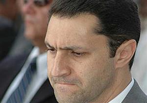 علاء مبارك يلعب "طاولة" في أحد مقاهي إمبابة (صورة)