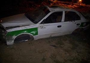 بالصور .. إصابة شابين بعد انقلاب سيارة أجرة بالوادي الجديد