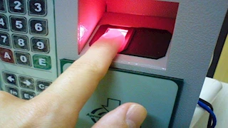 بصمات سيليكون.. تفاصيل إحالة 21 موظفًا بمركز طبي في الغربية للمحاكمة