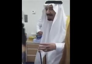 الملك سلمان يداعب طفلة داخل مستشفى