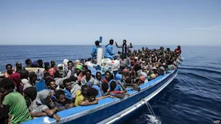 "هاتف الإنذار" ترجح وفاة 20 شخصا في غرق مركب قبالة سواحل لامبيدوزا