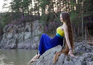 بالفيديو والصور.. حسناء روسية شعرها يلامس الأرض