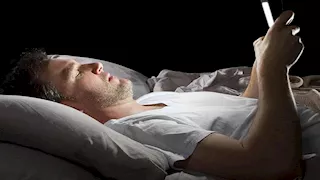 كيف يؤثر استخدام الهاتف في السرير على الرقبة والنوم؟