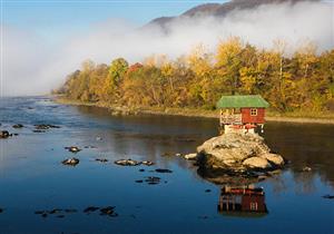 أحدهم فوق صخرة.. المنازل الأكثر غرابة في العالم - صور