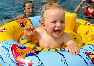 أخرج صغيرك من حوض السباحة إذا ازرقت شفتاه