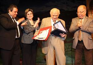 وزارة الثقافة تكرم رشوان توفيق... والنمنم يهديه درع الوزارة