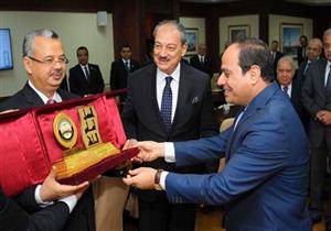 بالصور ..السيسي يتسلم درعًا تذكاريًا من النائب العام في افتتاح مبنى النيابة الإدارية الجديد‎