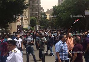 بالصور- تزايد أعداد الصحفيين الوافدين على النقابة.. ويهتفون ضد الداخلية "