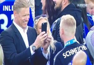 شمايكل الأب يلتقط صوره لنجله في احتفال التتويج بالدوري الإنجليزي