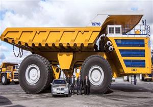 بالفيديو.. هذا ما حدث عندما واجهت سيارة صغيرة أكبر شاحنة بالعالم