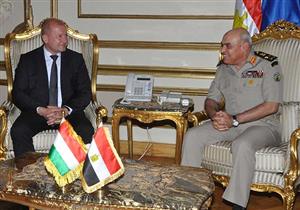 وزير الدفاع  يلتقى نظيره المجرى لبحث أمن المنطقة 