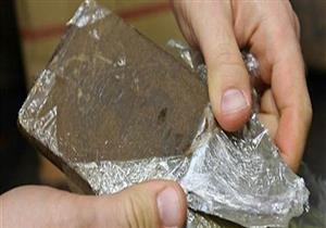 المشدد خمس سنوات لمتهم ضبط بحوزته ١١قطعة حشيش أسفل مقعد سيارته بالوراق 