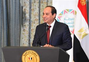 بالصور - رئيس اتحاد طلبة جامعة دمنهور يهدي الرئيس السيسي درع الجامعة