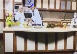 موقف محرج لشيف بعد انكسار أحد الأطباق فوق رأسه