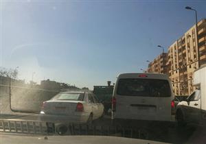 انقلاب سيارة محملة بـ"الرخام" يتسبب في شلل مرور أعلى دائري المريوطية..صور