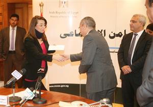 وزيرة التضامن تسلم 14 مؤسسة وجمعية أهلية شيكات بـ4.75 مليون جنيه تبرعات