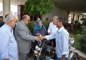 محافظ الدقهلية يسلم ذوي الاحتياجات مقاعد ودراجات نارية مجهزة