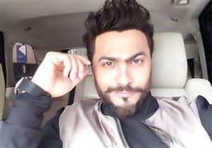 تامر حسني ينشر صورة شبيهه يقف بجواره - صورة