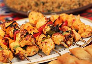 طريقة عمل طاجن "مكرونة بالشيش طاووق" من الشيف فاطمة أبو حاتي- فيديو