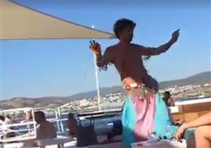 بالصور:موجة غضب بسبب رجال يرقصون ببدل رقص 