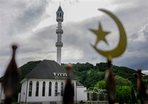 بالصور والفيديو: مسجد “شهير”.. إطلالة خلابة وسط نهر “أونا” بالبوسنة