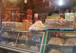 بالصور.. إقبال على "كعك العيد" في محال حلويات كفر الشيخ