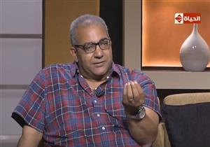  بيومي فؤاد يمثل على الهواء مشهد من فيلم "ألف مبروك"