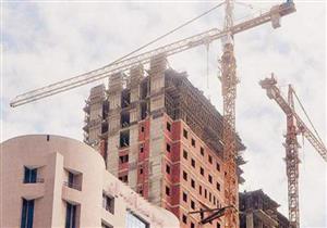 سائق رافعة يلجأ إلى مكان "مميت" لأداء الصلاة