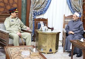 بالفيديو- الطيب يبحث مع رئيس الأركان البرية بباكستان زيادة منح الطلاب الدارسين بالأزهر